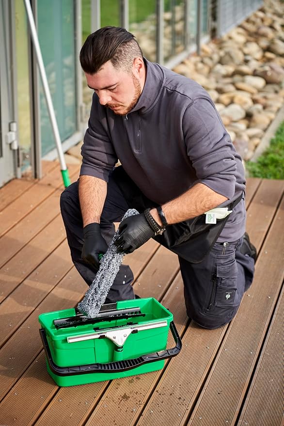 Unger AK015 Window Cleaning Kit PRO Set - Power Washer Sleeve, ErgoTec Squeegee, Bucket 18L, Liquid Glass Cleaner 1L, Safety Glass Scraper, Microfibre Cloth - Professional Window Cleaner, Green